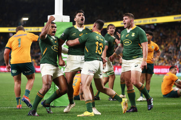 SYDNEY, AUSTRALIA - SEPTEMBER 03:  Damian de Allende of the Springboks celebrates with team mates after scoring a try during The Rugby Championship match between the Australia Wallabies and South Africa Springboks at Allianz Stadium on September 03, 2022 in Sydney, Australia. (Photo by Matt King/Getty Images)